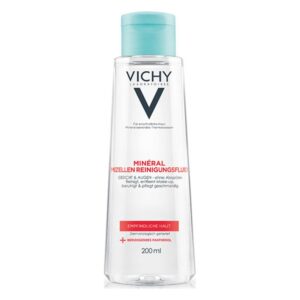 Transparente Flasche mit Mineral-Mizellen-Reinigungsfluid von Vichy für empfindliche Haut, 200 ml, blauem Deckel, rot beschriftet.