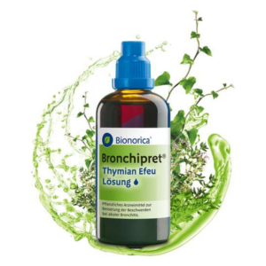 Braune Flasche mit blauer Pipette und grünem Etikett von Bronchipret, umgeben von Pflanzenmotiven.