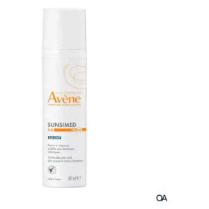 Weißer Sprühflakon von Avène mit orangefarbenen Akzenten, der Sonnenschutz für empfindliche Haut bietet.