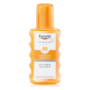 Flasche mit transparentem Sonnen-Spray von Eucerin mit hohem Lichtschutzfaktor 50.