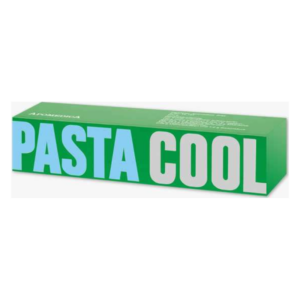 Grüne Verpackung mit dem Aufdruck "PASTA COOL" in großen, hellen Buchstaben auf der Vorderseite.
