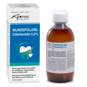 Mundspülung mit Chlorhexidin 0,2% in brauner Flasche, umgeben von einer blauen Kartonverpackung mit weißen Schriftzügen.