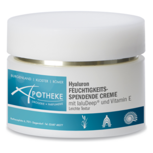 Eine weiße, runde Cremebox mit einem Schraubdeckel. Die Verpackung trägt den Aufdruck "Hyaluron Feuchtigkeits-Spendende Creme" sowie Informationen zu Inhaltsstoffen.