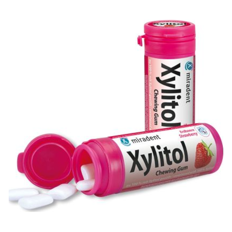 Zwei Rollen Xylitol-Kaugummi in einer pinken Verpackung, eine Rolle offen mit Kaugummis in weißer Farbe.