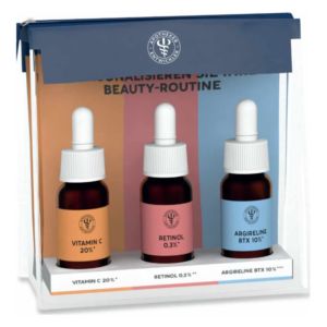 Drei Fläschchen Hautpflegeöle in einer transparenten Verpackung, beschriftet mit Vitamin C, Retinol und Argirelin.