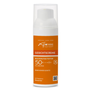Gesichtsschutzcreme in einer weißen Pumpflasche mit orangefarbenem Etikett, SPF 50+, wasserfest.