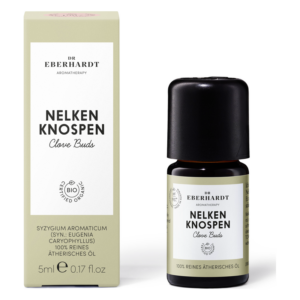 Flasche mit ätherischem Öl aus Nelkenknospen in einer Verpackung, beide in einer eleganten, minimalistischen Gestaltung.