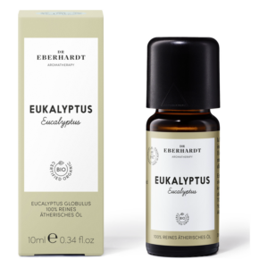 Eine Flasche mit 10 ml ätherischem Eukalyptusöl in einer Verpackung, die als biologisch zertifiziert gekennzeichnet ist.
