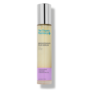 Flasche mit Brightening Plus Serum von The Organic Pharmacy, gelblich, mit silbernem Deckel und lila Etikett.