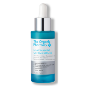 Flasche mit Niacinamid Ultra 5 Serum von The Organic Pharmacy, blau mit weissem Etikett und Pipette.